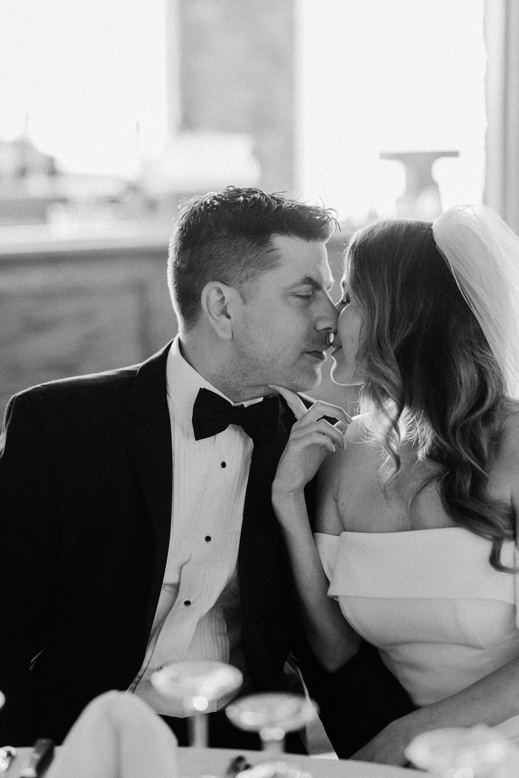 küssendes Hochzeitspaar